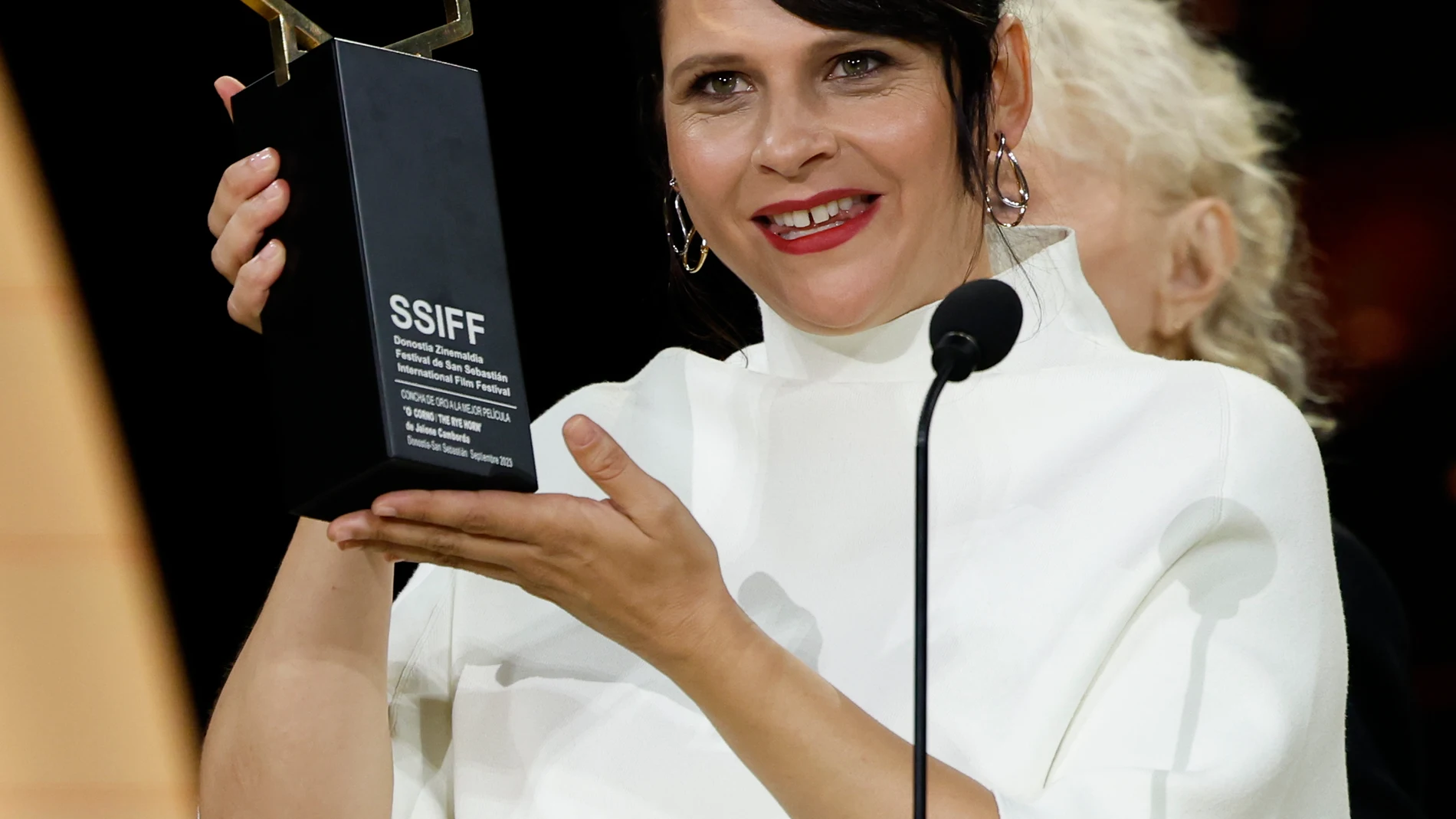 DONOSTIA, 30/09/2023.- La cineasta donostiarra Jaione Camborda recibe la Concha de Oro a la Mejor Película por 'O Corno' durante la gala de clausura del Festival Internacional de Cine de San Sebastián, este sábado, en la que se da a conocer el palmarés de esta 71 edición. EFE/ Javier Etxezarreta