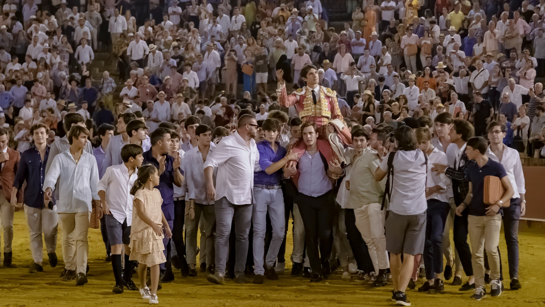 SEVILLA. 30/09/2023. - El Diestro francés Sebastián Castella sale por la Puerta del Príncipe en la segunda de las corridas de la Feria de San Miguel en la Plaza de la Maestranza de Sevilla. EFE/ Raúl Caro.
