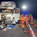 Los bomberos han excarcelado a un conductor tras un coche frontal en la A-35 a la altura de Vallada