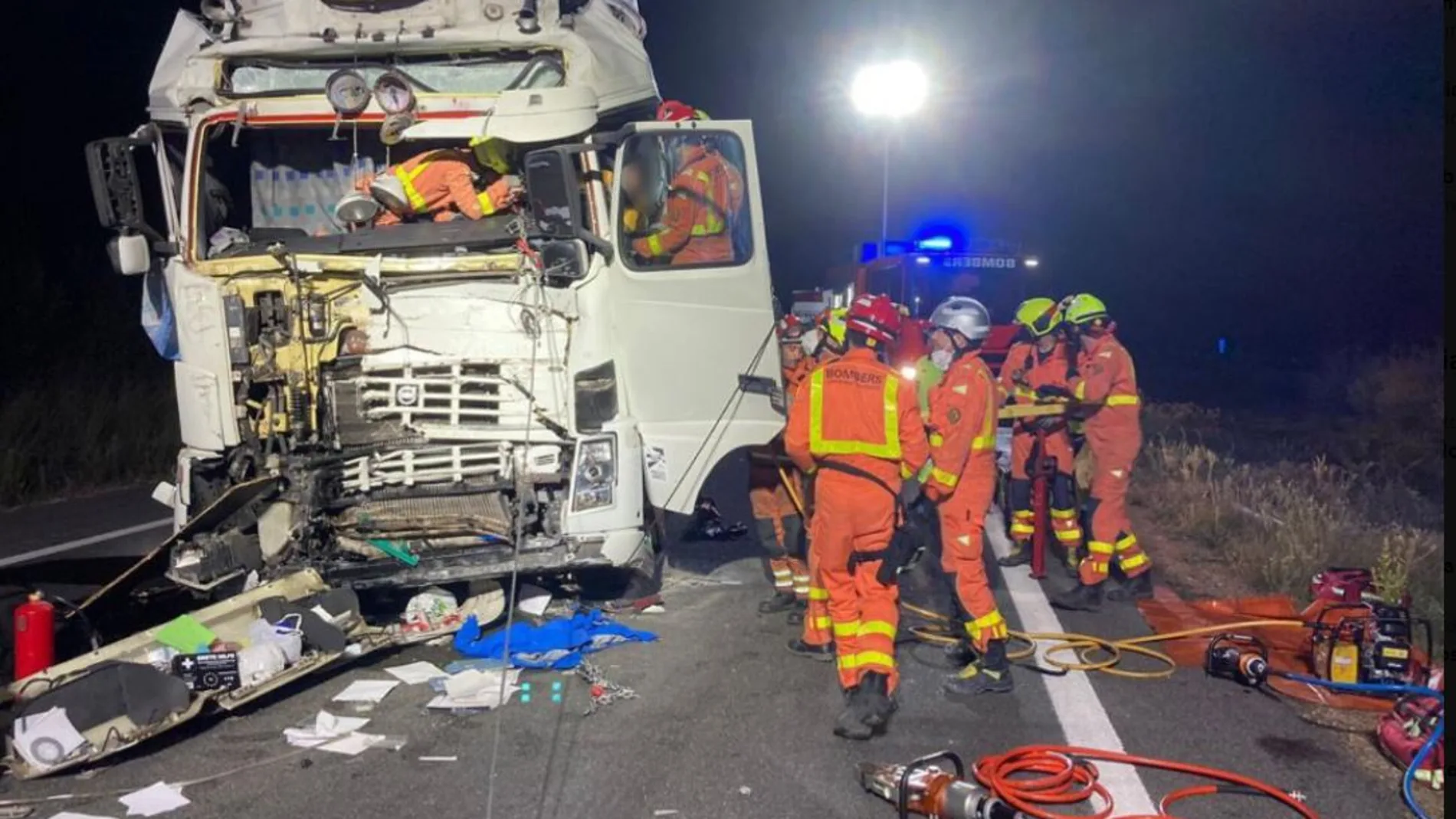 Los bomberos han excarcelado a un conductor tras un coche frontal en la A-35 a la altura de Vallada