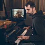 Albert Marquès, en primer plano, graba a Keith LaMar, por videoconferencia