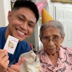 El esfuerzo de Chris para que su abuela no esté en una residencia: la cuida a tiempo completo desde hace ocho años