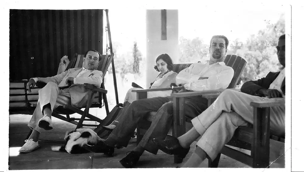 Guillermo de Torre y los hermanos Norah y Jorge Luis Borges en Uruguay, en 1931