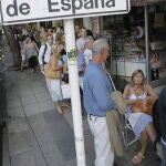  Argentinos realizan una fila en el Consulado de España en Buenos Aires para tramitar la ciudadanía en el marco de la Ley de Memoria Histórica de 2007