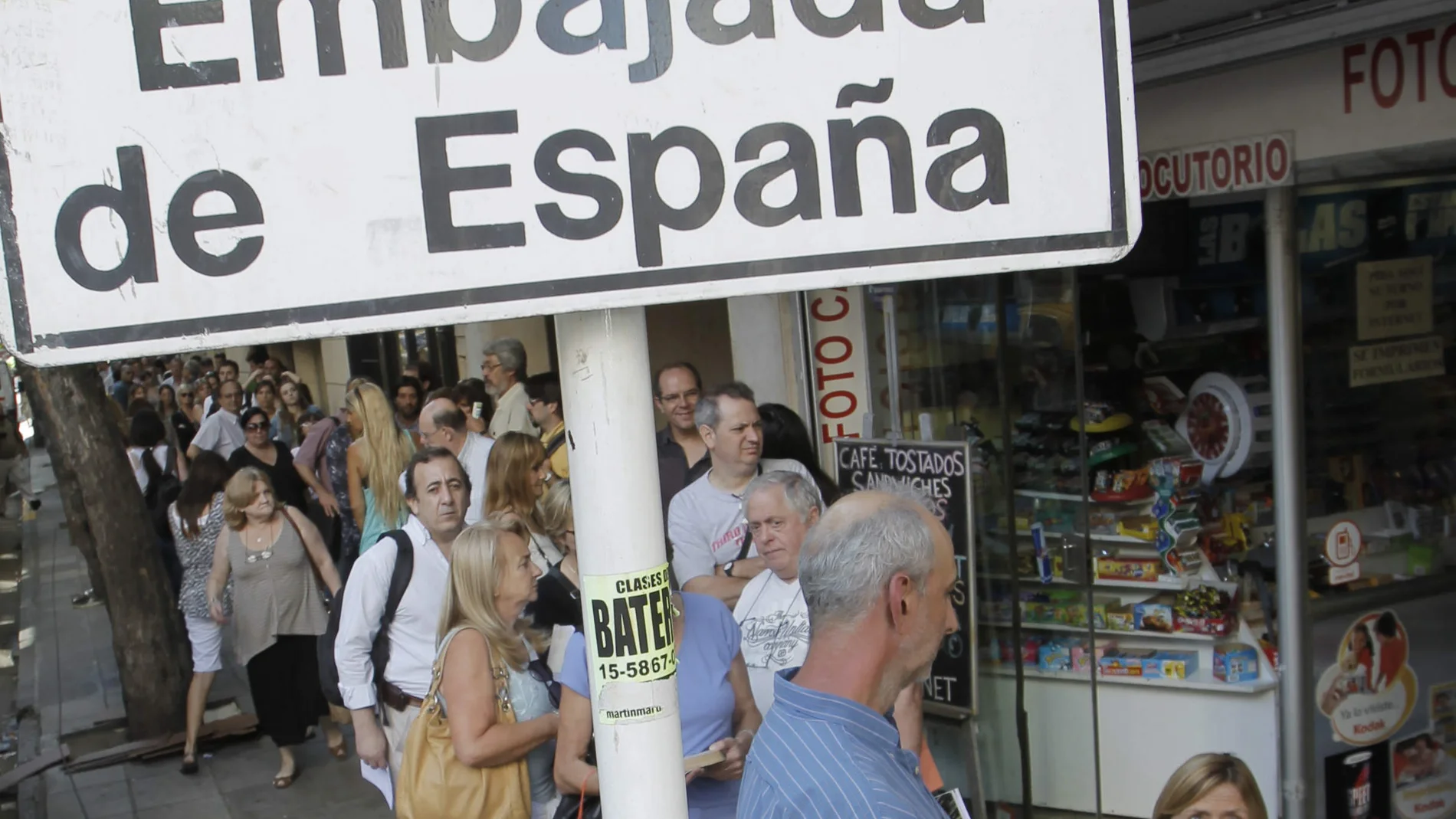 Argentinos realizan una fila en el Consulado de España en Buenos Aires para tramitar la ciudadanía en el marco de la Ley de Memoria Histórica de 2007