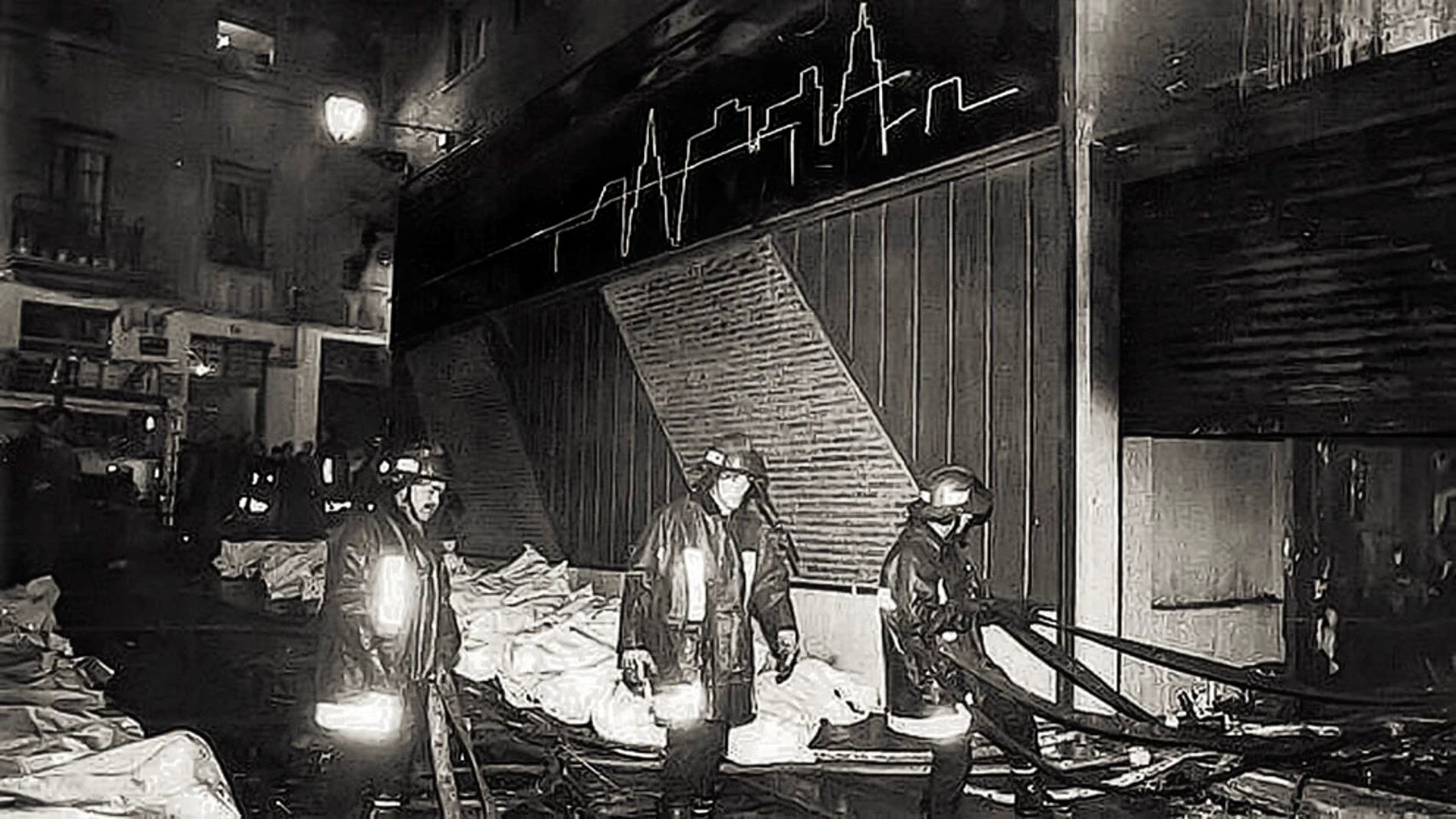 Imagen del exterior de la discoteca Flying de Zaragoza, donde se acumularon los cuerpos de los fallecidos