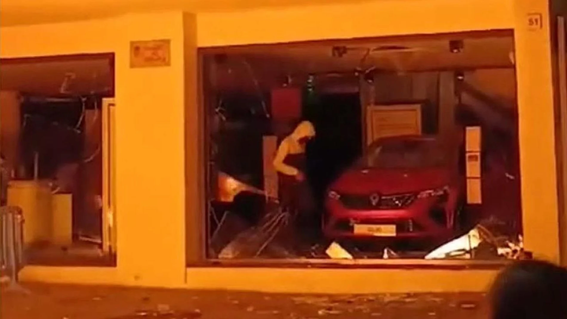 Uno de los saqueadores en el interior del concesionario víctima del ataque