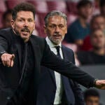 Simeone da instrucciones durante el partido ante el Cádiz