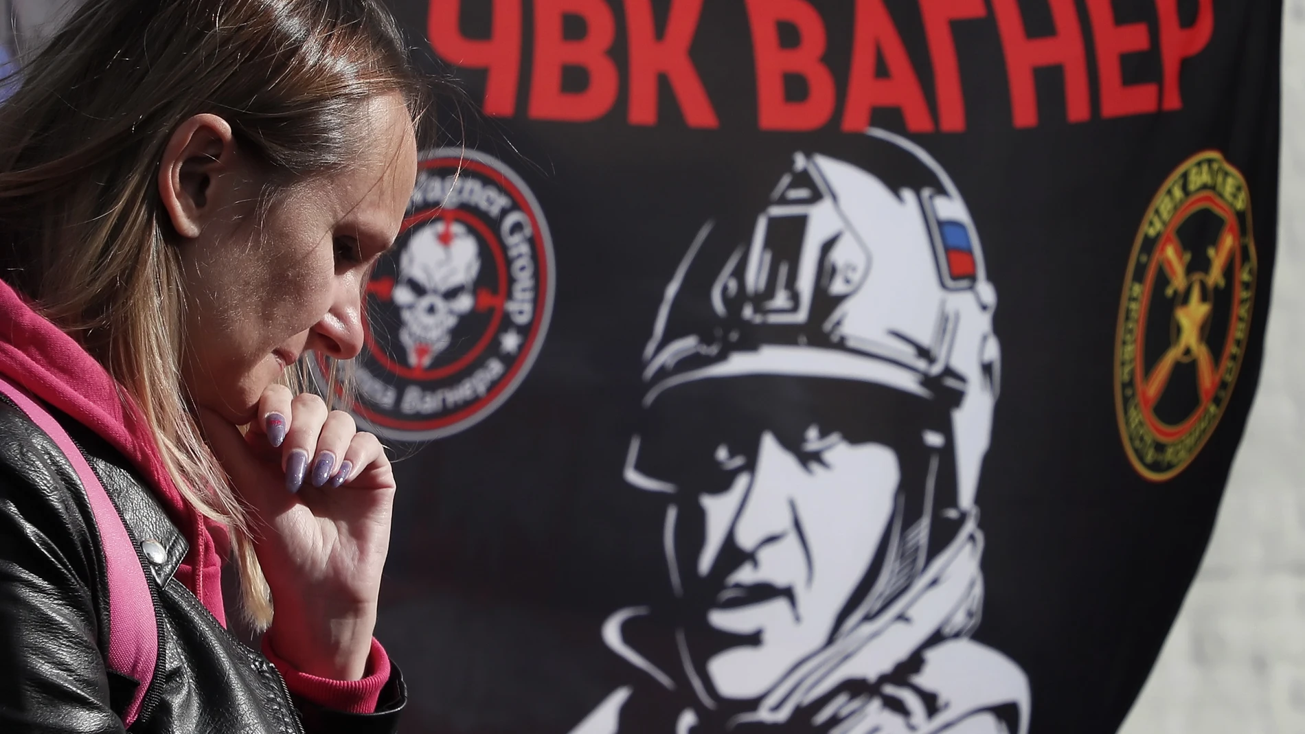 Moscow (Russian Federation), 01/10/2023.- A woman pays tribute to PMC Wagner Group's late chief Yevgeny Prigozhin on the 40th day since his death, at an informal memorial near the Kremlin in Moscow, Russia, 01 October 2023. Russian authorities on 27 August 2023 confirmed that Prigozhin died along with nine others in the crash of an aircraft in the Tver region of Russia on 23 August 2023. He was buried on 29 August near his father's grave at the Porokhov cemetery on the outskirts of St. Peters...