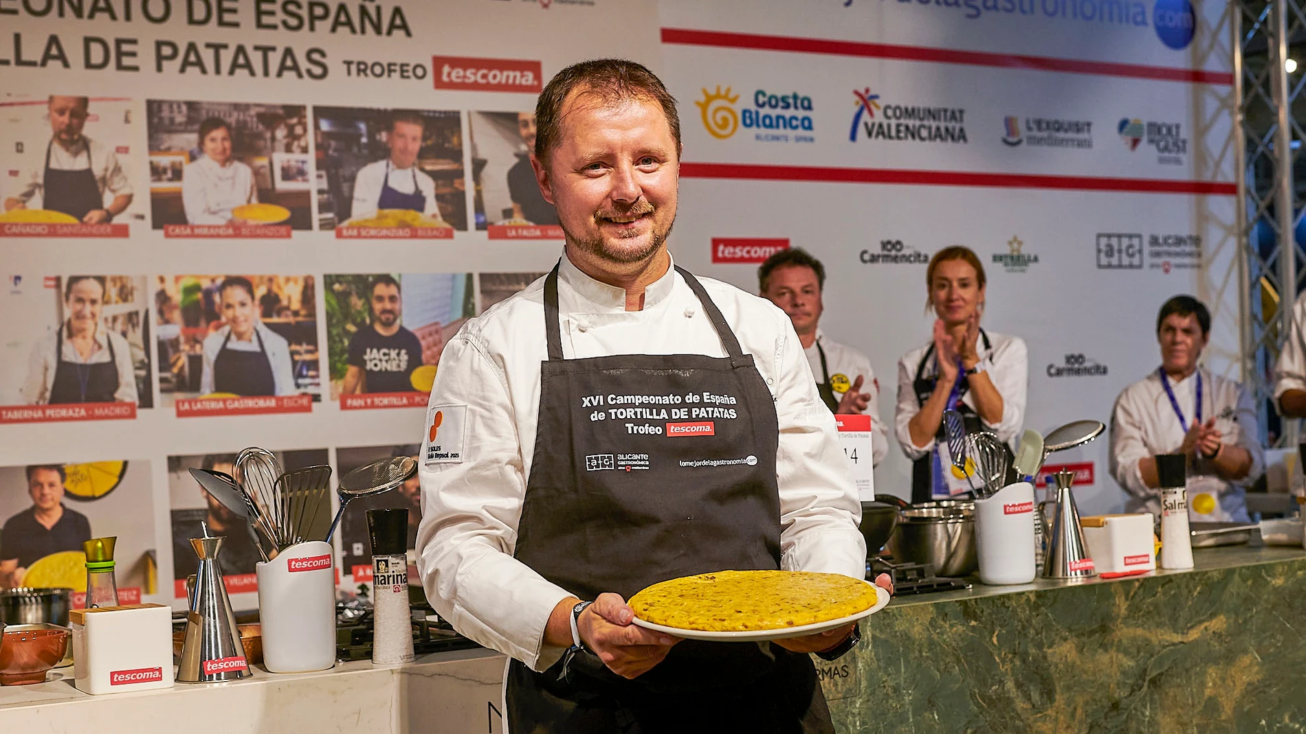 Elche (Alicante), 1 oct (EFE).- El restaurante Cañadío de Santander, con Pedro José Román en los fogones, se ha proclamado este domingo ganador del XVI Campeonato de España de Tortilla de Patatas por delante de O Cabo (A Coruña) y Tizona (Logroño) con una elaboración donde ha combinado la cebolla pochada y la patata monalisa este domingo en el marco del certamen Alicante Gastronómica 'Alma Mediterránea' y dentro del II Congreso Nacional de Tortilla de Patatas que se ha disputado en Fira Alaca...