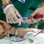 Extracción sanguínea en la maratón de recogida de donaciones de sangre que organiza el Hospital Universitario Ramón y Cajal