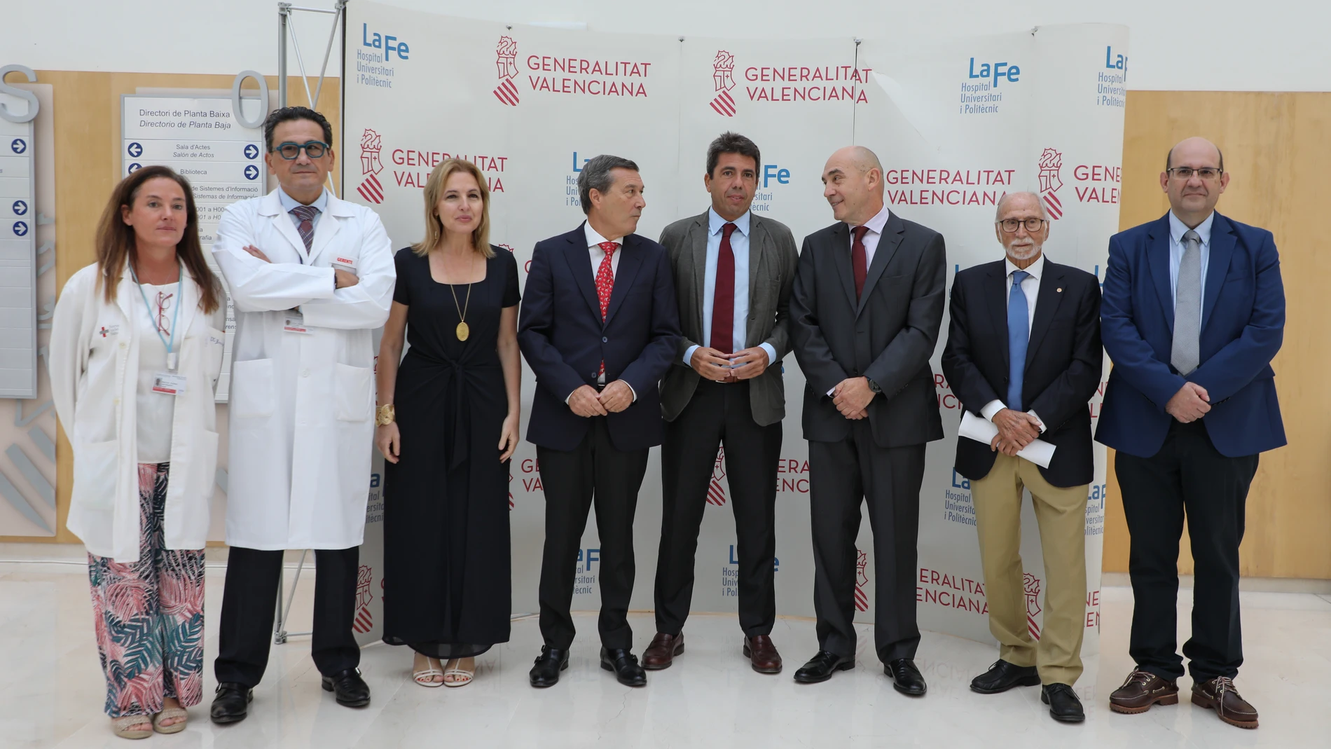 El presidente Mazón y el conseller Gómez con el equipo médico