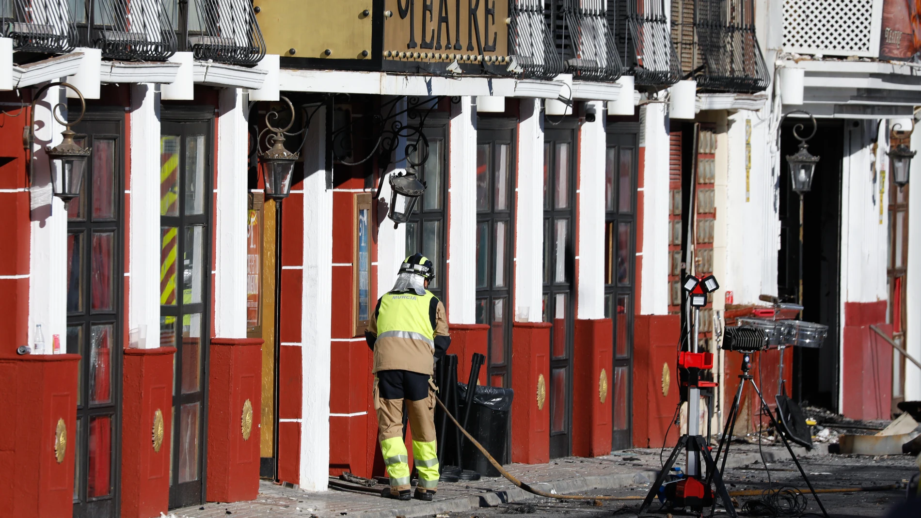 MURCIA.-Localizan con vida a la persona que permanecía desaparecida tras el incendio de las discotecas de la zona de Atalayas
