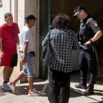 Familiares de los fallecidos entregan objetos personales a la policía