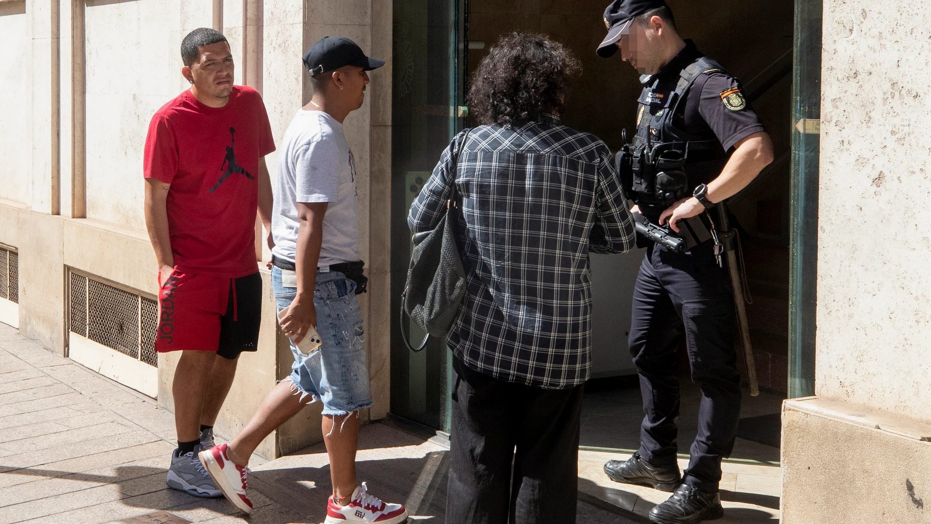 MURCIA, 02/10/2023.- Dos familiares de los desaparecidos en el incendio de la discoteca Fonda Milagros llegan este lunes a la jefatura superior de la policía en Murcia, para entregar efectos personales de su familiar para cotejar muestras de ADN. Familiares de los fallecidos en el incendio que en la madrugada del domingo arrasó dos discotecas en Murcia se han acercado esta mañana a la sede de la Jefatura Superior de Policía de la ciudad para entregar objetos personales de sus seres queridos. ...