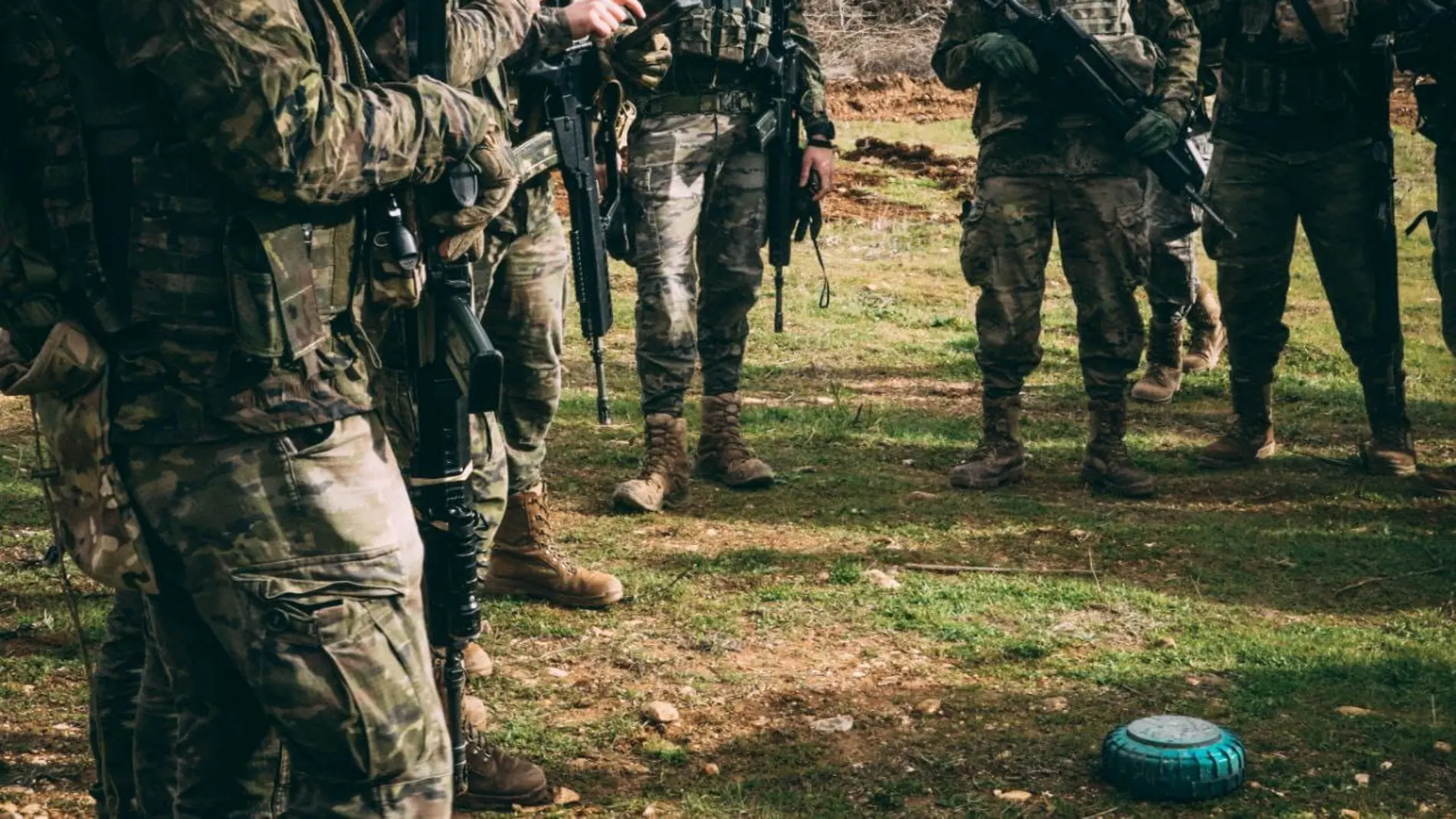 Militares españoles colocan una mina