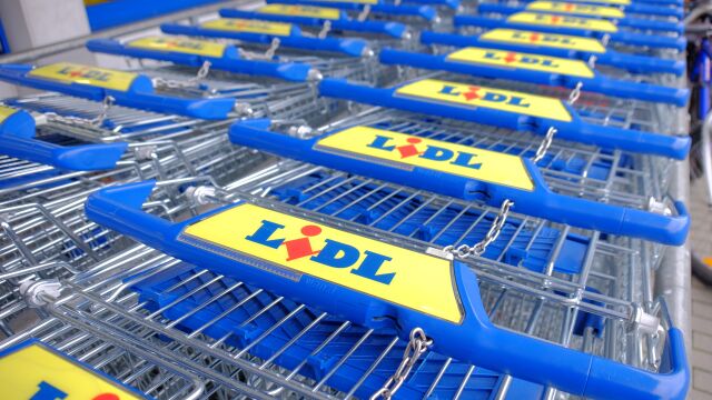 Carros de compras en una tienda Lidl 