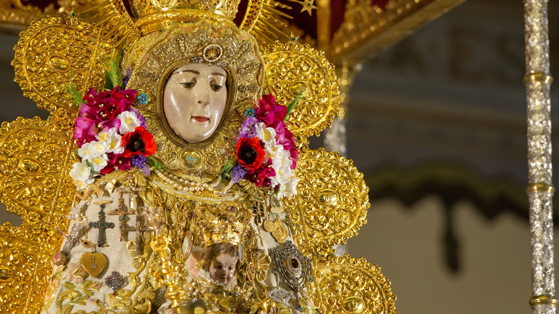 La Virgen del Rocío está siendo sometida a un proceso de restauración en el propio santuario