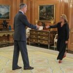  El rey Felipe VI recibe este lunes con la portavoz de Coalición Canaria en el Congreso, Cristina Valido, en el marco de la nueva ronda de consultas que abre el Monarca con los representantes de los partidos políticos para designar un nuevo candidato a la investidura del Gobierno de España. 