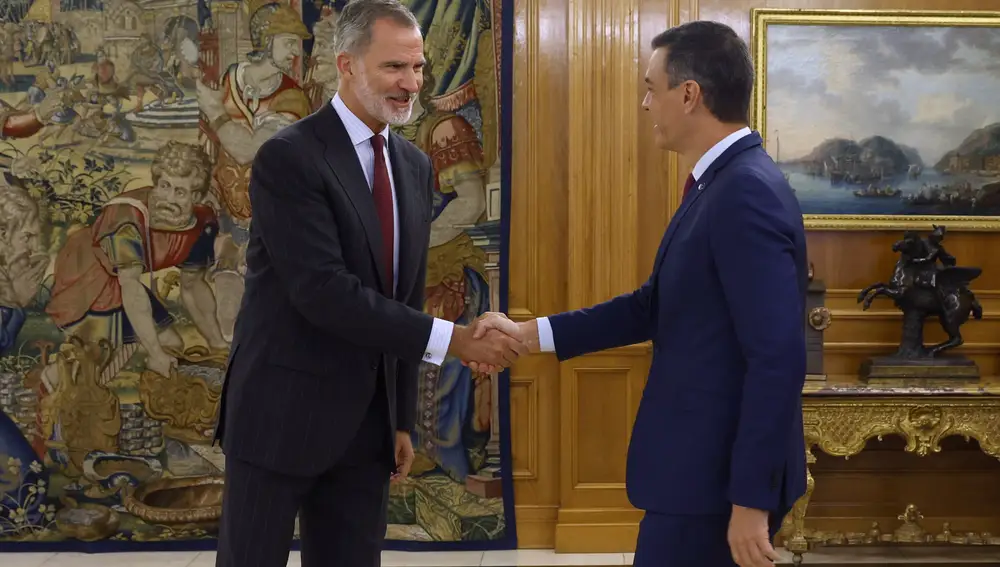 MADRID, 03/10/2023.- El rey Felipe VI (i) estrecha la mano al líder del PSOE y presidente del Gobierno en funciones, Pedro Sánchez, antes de su encuentro celebrado este martes en el Palacio de La Zarzuela en el marco de la ronda de contactos para designar nuevo candidato al Gobierno de España. EFE/ Juanjo Guillén POOL