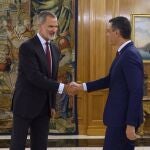 MADRID, 03/10/2023.- El rey Felipe VI (i) estrecha la mano al líder del PSOE y presidente del Gobierno en funciones, Pedro Sánchez, antes de su encuentro celebrado este martes en el Palacio de La Zarzuela en el marco de la ronda de contactos para designar nuevo candidato al Gobierno de España. EFE/ Juanjo Guillén POOL