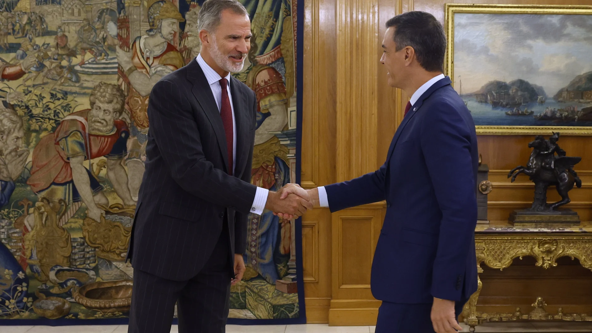 MADRID, 03/10/2023.- El rey Felipe VI (i) estrecha la mano al líder del PSOE y presidente del Gobierno en funciones, Pedro Sánchez, antes de su encuentro celebrado este martes en el Palacio de La Zarzuela en el marco de la ronda de contactos para designar nuevo candidato al Gobierno de España. EFE/ Juanjo Guillén POOL