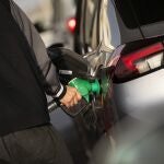 Colas de vehículos en algunas gasolineras para llenar el deposito ante la eliminación de la ayuda de 20 céntimos el litro de combustible por parte del Gobierno.