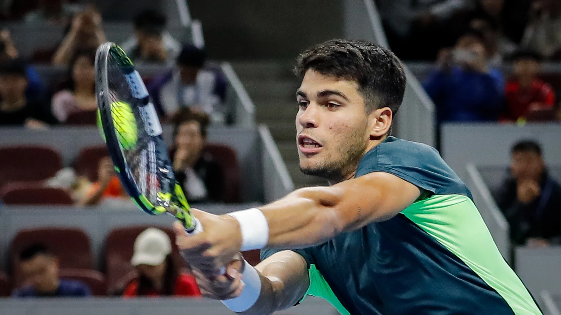 Beijing (China), 03/10/2023.- Carlos Alcaraz of Spain in action during his semi-final match against Jannik Sinner of Italy in the China Open tennis tournament in Beijing, China, 03 October 2023. (Tenis, Italia, España) EFE/EPA/MARK R. CRISTINO