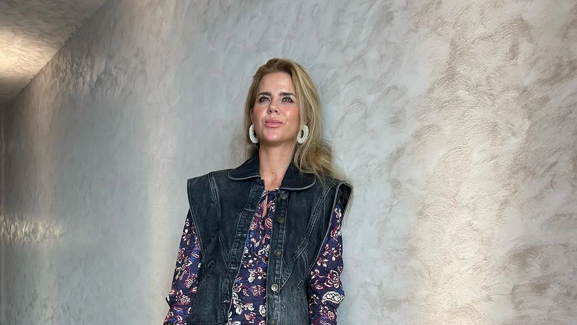Amelia Bono con vestido y botas.