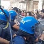 Policía italiana carga contra manifestantes en Turín