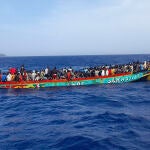 Llega a El Hierro el mayor cayuco desde que se abrió la Ruta Canaria en 1994: 280 personas
