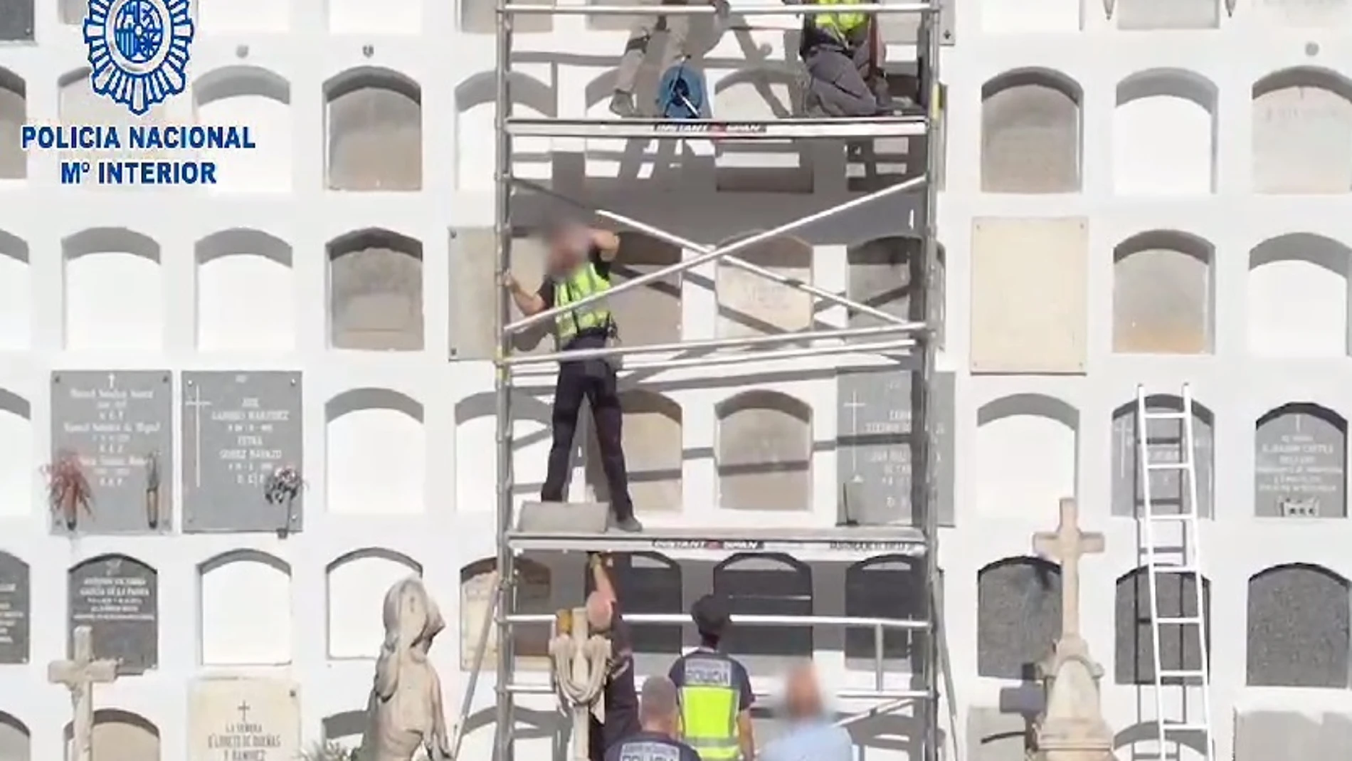 Los Tedax desactivan un explosivo de la Guerra Civil incrustado en un nicho del cementerio de San JustoPOLICÍA NACIONAL03/10/2023