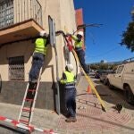 Operarios reforzando el suministro eléctrico