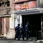 Drones policía realizan planimetría locales incendiados y agentes toman muestras locales
