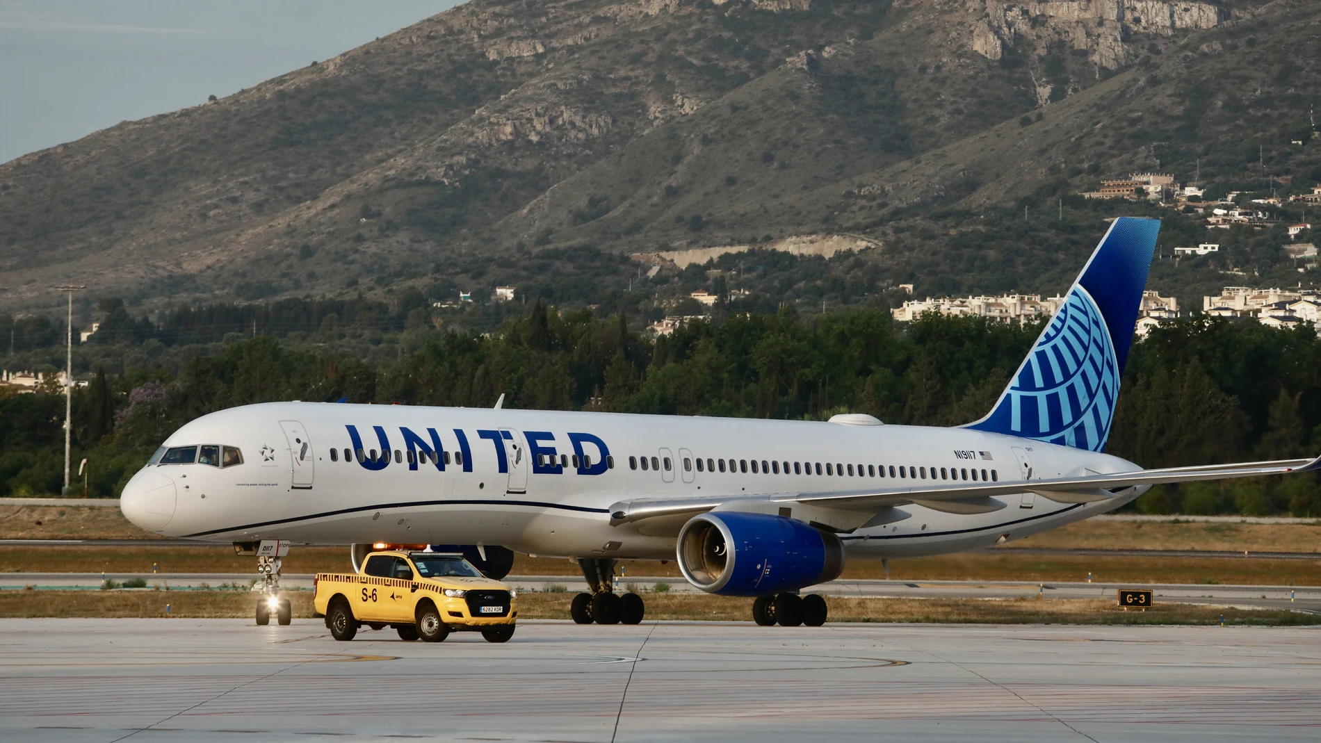 Llegada al aeropuerto de Málaga del primer vuelo sin escalas procedente de Nueva York, operado por la compañía United Airlines