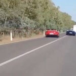 Momento en el que el matrimonio comienza a adelantar en línea continua a una caravana 