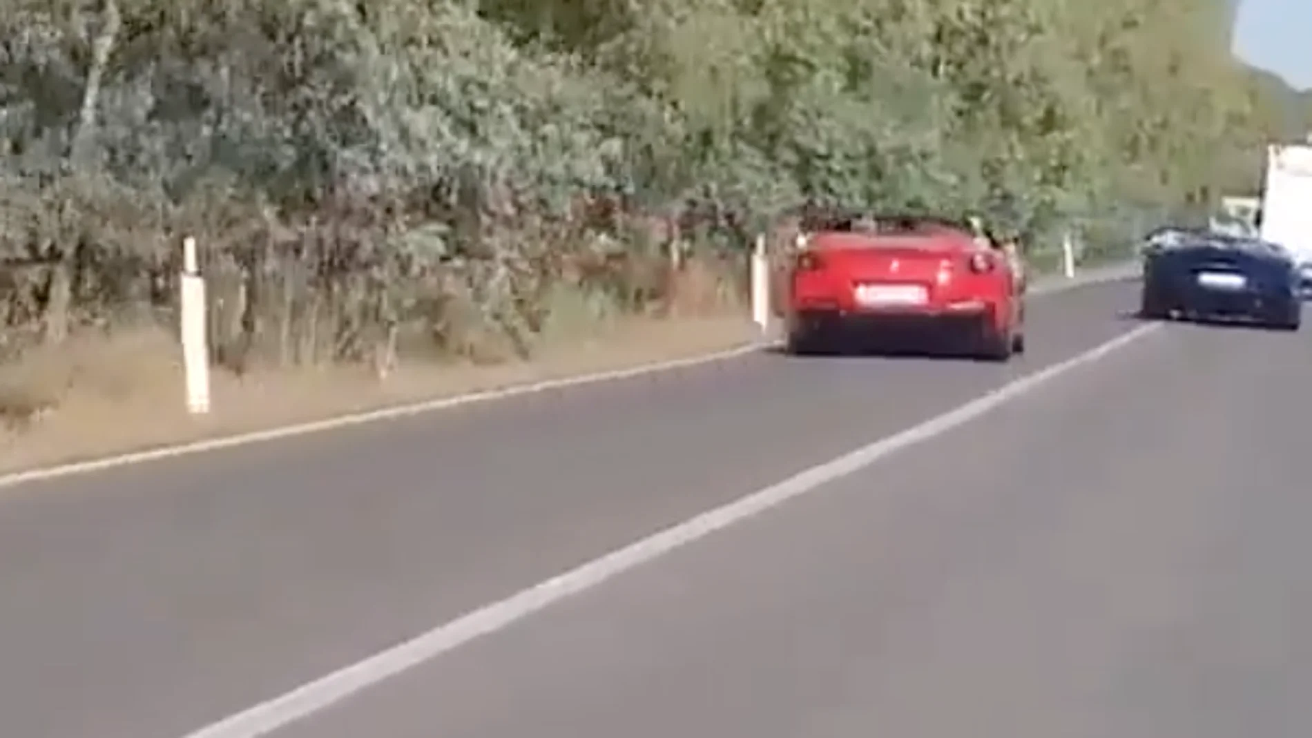 Momento en el que el matrimonio comienza a adelantar en línea continua a una caravana