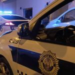 La Policía local de Alcoi evitó que el hombre tirara a su mujer por el balcón
