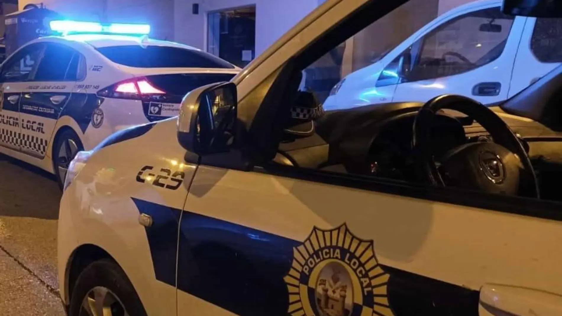 La Policía local de Alcoi evitó que el hombre tirara a su mujer por el balcón