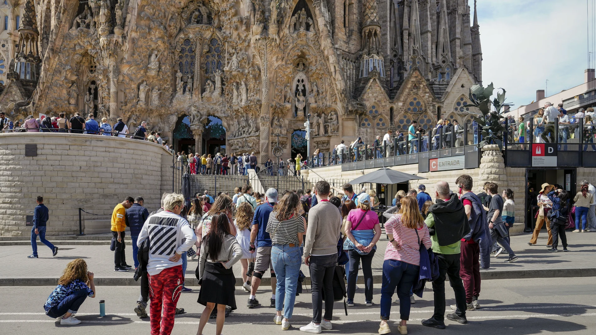 Varios turistas visitan la catedral de la Sagrada Familia de Barcelona.