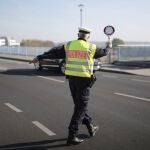 Un agente de la Policía Federal alemana detiene una furgoneta