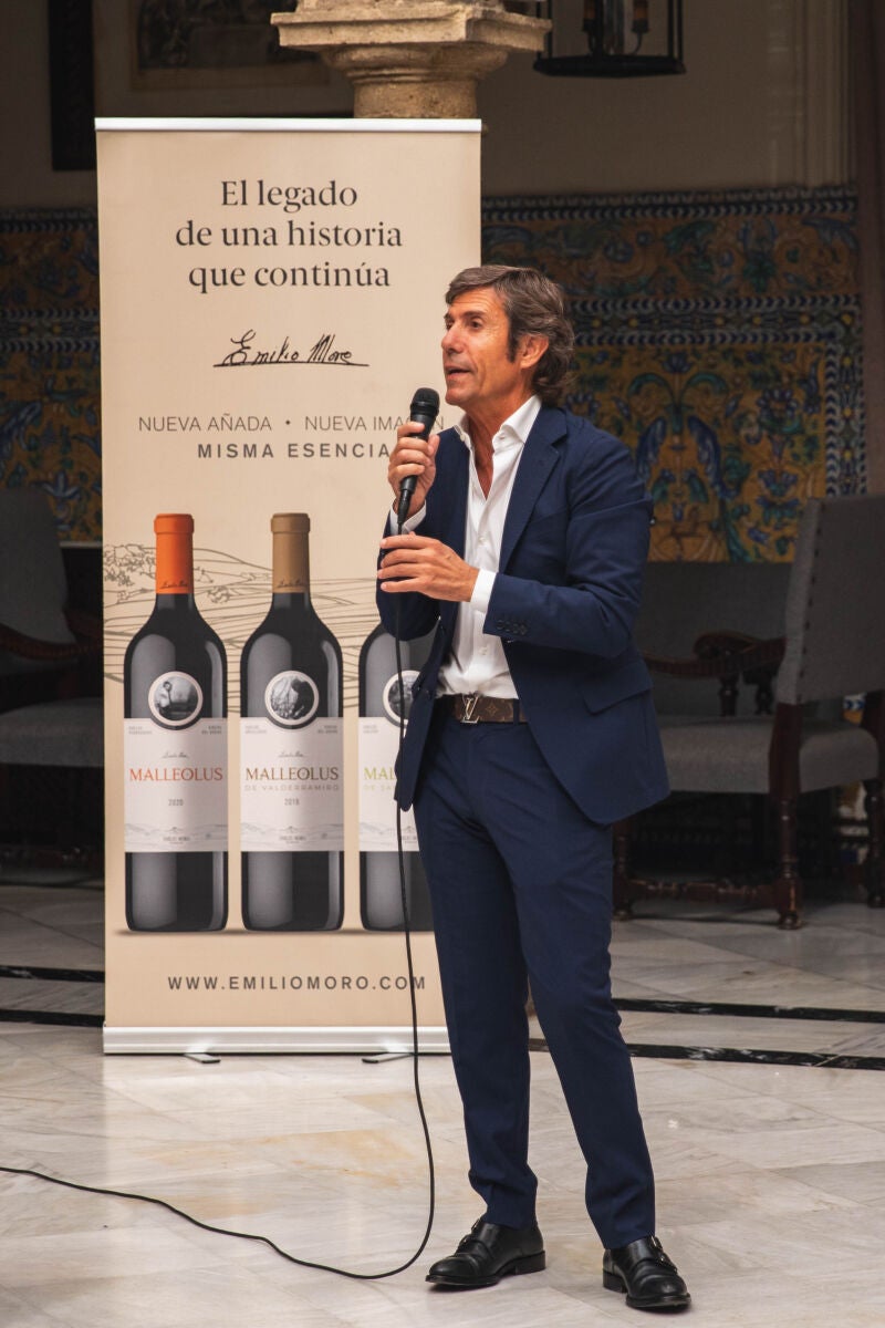El presidente de la bodega vallisoletana, Javier Moro, presenta la nueva creación de la bodega, Elalba de Emilio Moro