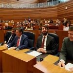 El presidente Mañueco sigue el debate en su escaño junto a García-Gallardo y los consejeros González Gago, Fernández Carriedo y Veganzones