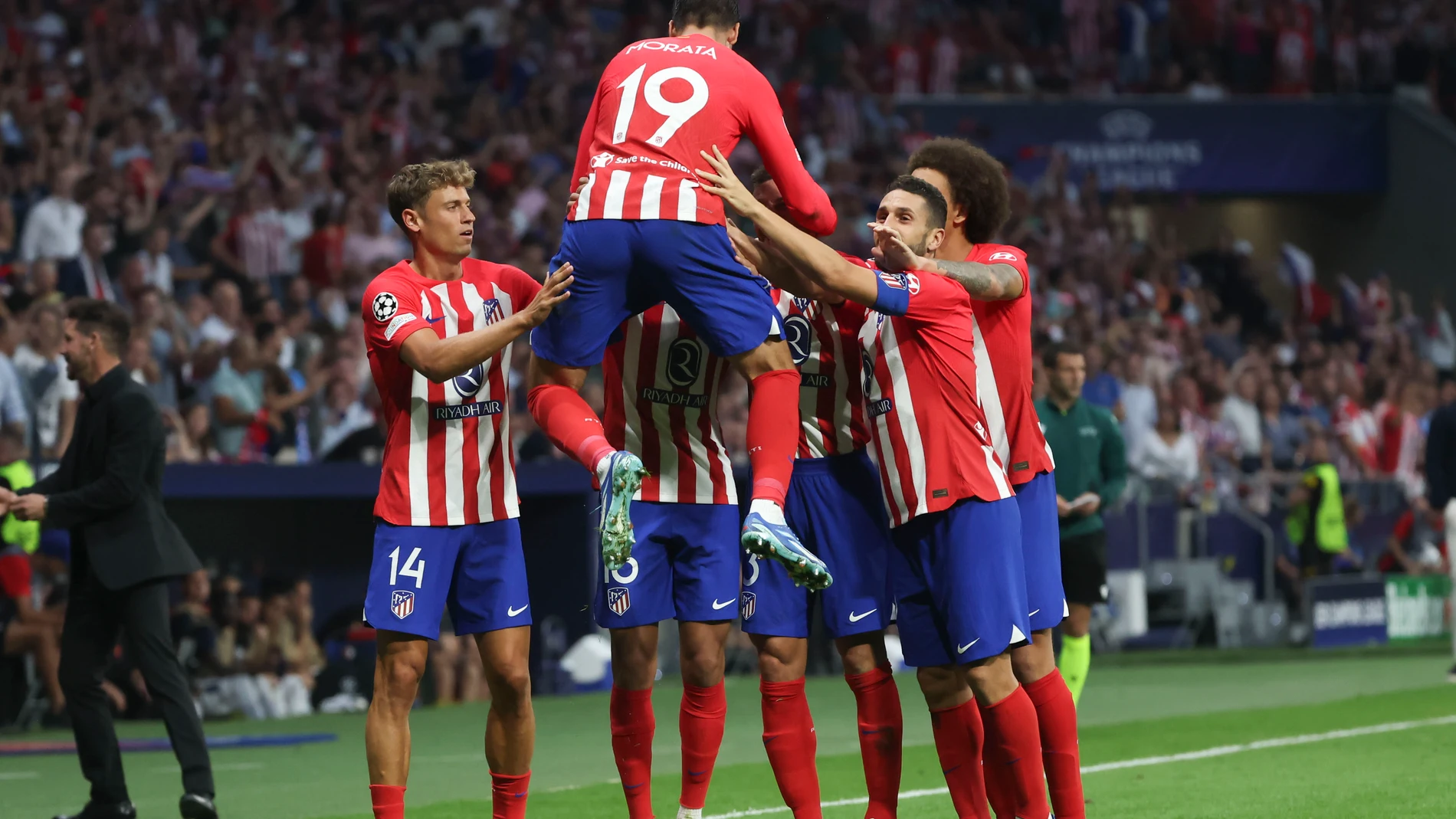 MADRID, 04/10/2023.- El delantero español del Atlético de Madrid Álvaro Morata (c-arriba) celebra con sus compañeros el tercer gol ante el Feyenoord, durante el partido del grupo E de la fase de grupos de la Liga de Campeones, este miércoles en el Estadio Cívitas Metropolitano de Madrid.- EFE/ Kiko Huesca