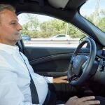 esús Alonso, presidente y consejero delegado de Ford España, prueba el nuevo sistema BlueCruise