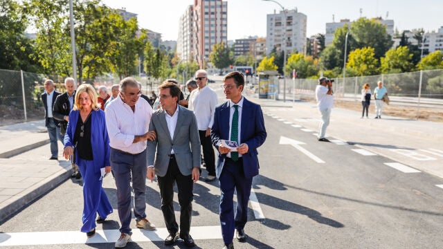 José Luis Martínez-Almeida visita la calle que conecta el barrio de Peñagrande con la M-30 y Valdezarza