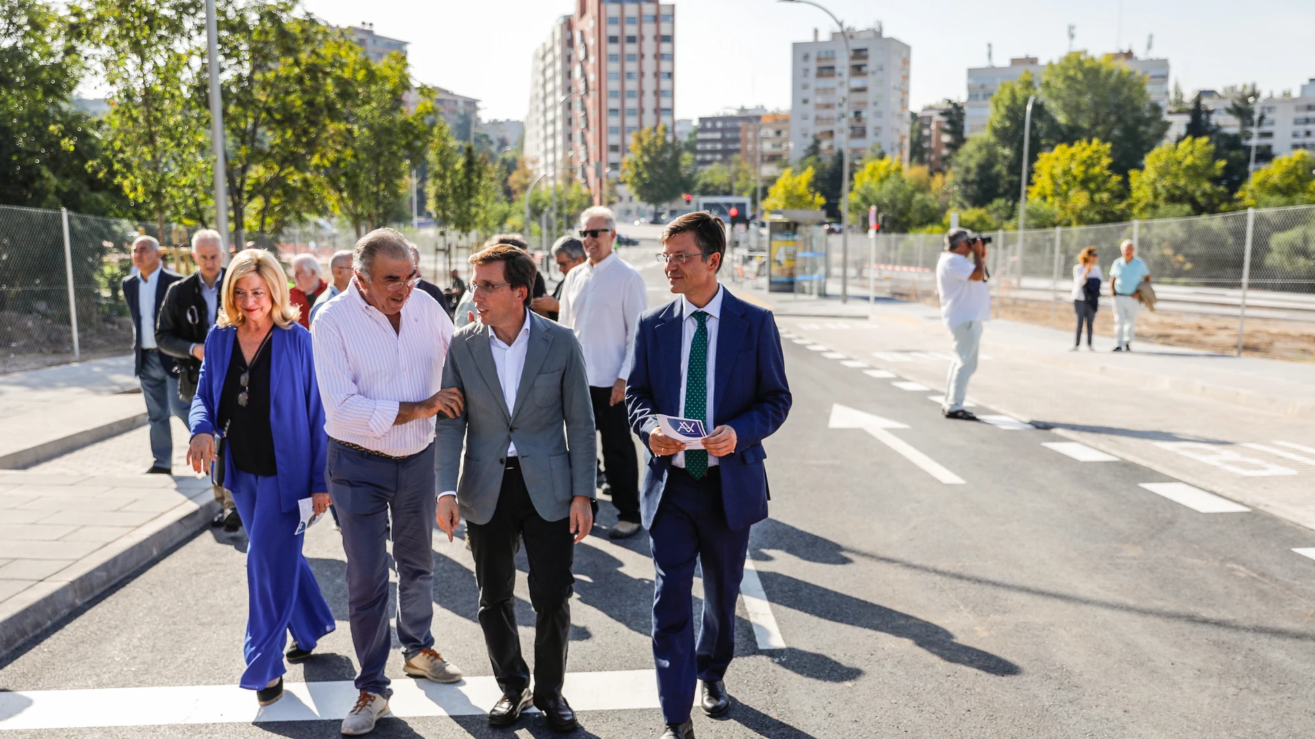José Luis Martínez-Almeida visita la calle que conecta el barrio de Peñagrande con la M-30 y Valdezarza