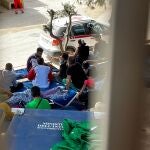 Varios inmigrantes recluidos en el único centro de acogida de la isla italiana de Lampedusa. 