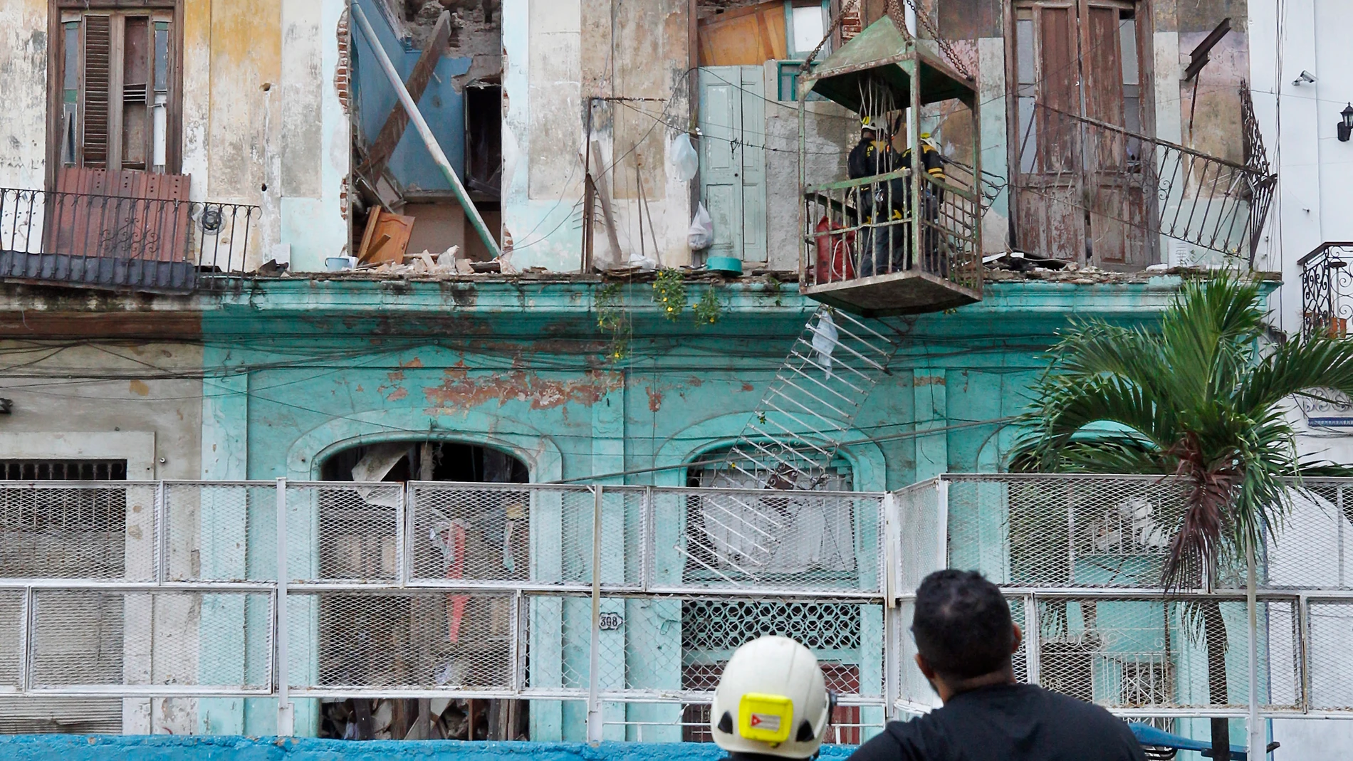 HAB01 LA HABANA (CUBA) 04/10/2023.- Rescatistas trabajan hoy, en el derrumbe de una edificación, en La Habana (Cuba). Las autoridades cubanas confirmaron este miércoles la muerte de un segundo rescatista que buscaba personas atrapadas en el derrumbe de un edificio en el centro histórico de La Habana, con lo cual suman dos los fallecidos hasta el momento. EFE/ Ernesto Mastrascusa