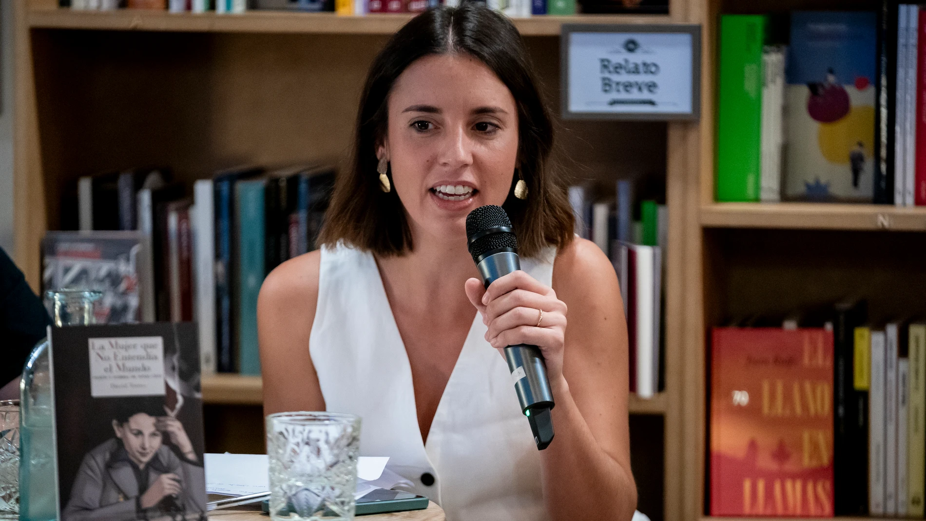 La ministra de Igualdad en funciones, Irene Montero, durante la presentación del libro ‘La mujer que no entendía el mundo. Pasión y sombra de Sonja Graf’, de David Torres, en la Cafetería Ad Hoc, a 4 de octubre de 2023, en Madrid (España). La novela cuenta la historia real de la ajedrecista Sonja Graf, que nació en Múnich a comienzos del siglo XX y huyó del Tercer Reich en vísperas de la Segunda Guerra Mundial. Graf participó en el Torneo de las Naciones, en Buenos Aires, sin bandera, con un ...
